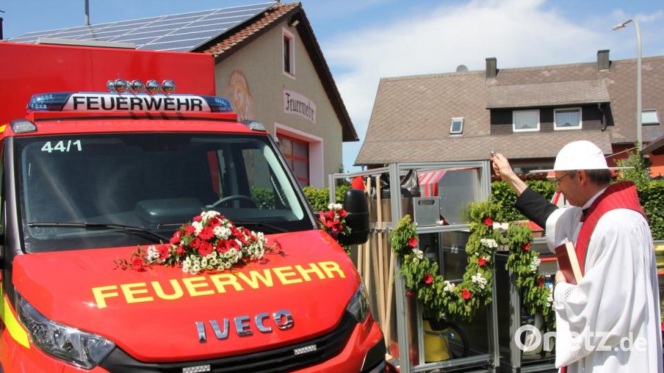 Pfarrer Johann Hofmann bei der Segnung des neuen Fahrzeugs.  	Bild: kro