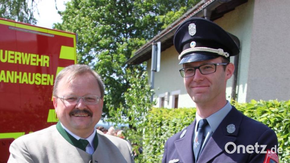 Schlüsselübergabe von Bürgermeister Alfred Stier an Kommandant Dominik Sölch (rechts).