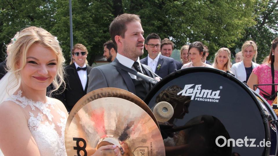 Das Brautpaar beim Musizieren mit der Tirschenreuther Stadtkapelle.