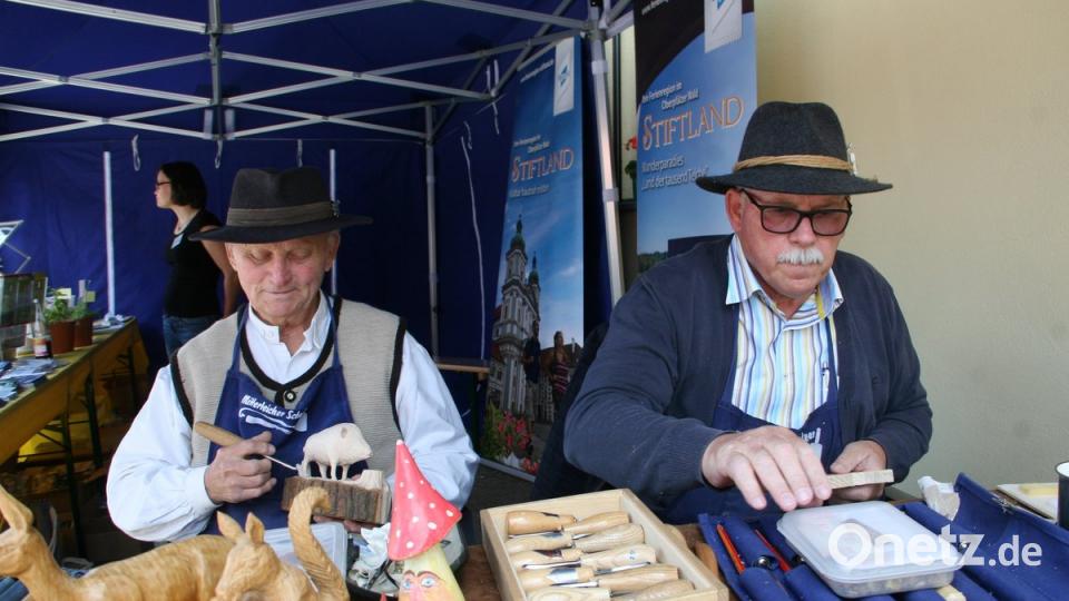 Die Mitterteicher Schnitzer zeigen in Falkenberg ihr Können. Gerne darf man ihnen bei der Arbeit zuschauen.  	Bild: wro