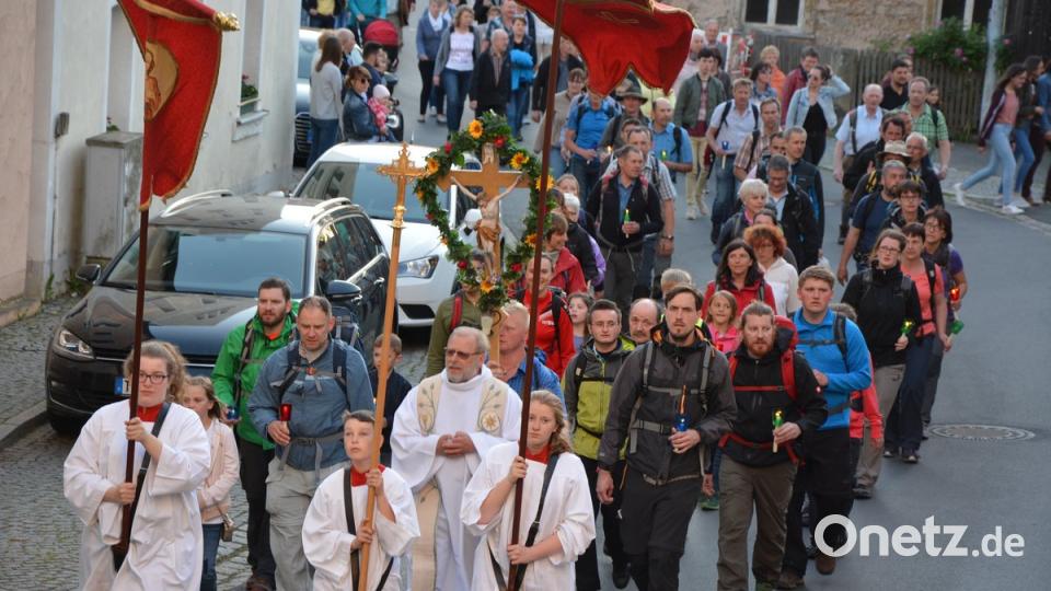 Die Marienweiher-Wallfahrer kurz vor dem Einzug in die Pfarrkirche St. Laurentius am Abend des Pfingstmontags. 	Bild: jr