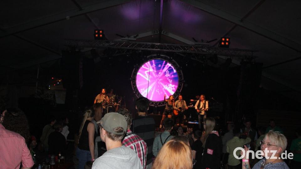 Tolles Bühnenbild der Band "Surprise".