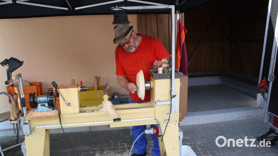 Drechsler Georg Kotz aus Rieden bei der Feinarbeit. Bild: bjp