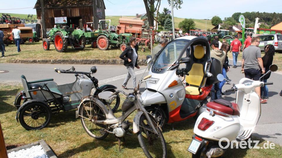 Motorrad-Evolution: Vorn ein etwa 60 Jahre altes NSU-Quickly-Moped, links ein Sachs-Motordreirad für Kriegsversehrte, rechts eine klassisch-moderne Vespa, hinten ein BMW C1 mit Dach. Bild: bjp