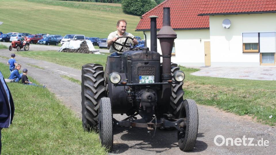 Gerhard Wild aus Eschenbach auf seinem 75 Jahre alten Lanz Bulldog. Bild: bjp