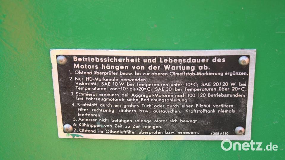 Bedienungshinweise von anno 1960: Treibstoff durch Filzhut vorfiltern. Bild: bjp