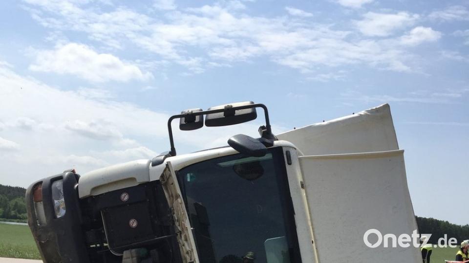 Der Lastwagen des Unfallverursachers landete neben der Staatsstraße in einem Feld.