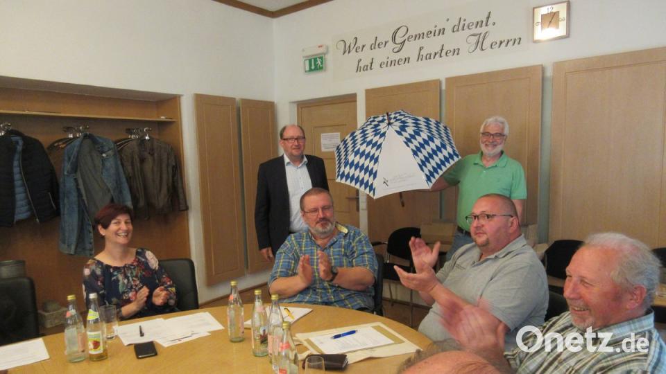 Unter Beifall präsentieren Bernhard Knauer und Reinhold Zapf (hinten, von links) im Stadtrat die Schirme der Kulturfreunde Lobkowitz. Bild: ui