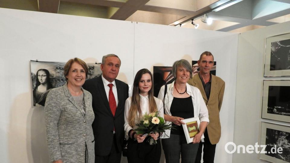 Der Preisträgerin Bianca Schieder (Mitte) gratulierten Landtagsabgeordnete Annette Karl, OB Kurt Seggewiß, Irene Fritz und Jörg Seifert (von links).