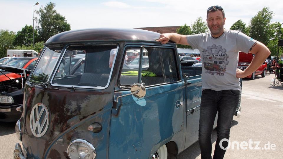 Mit diesem T1-Pritschen wagen, Baujahr 1960, besucht Joachim Bauer aus Rötz das Treffen in Kreuth. Er hat den reparierten und restaurierten 60 PS starken Wagen erst im Herbst 2017 gekauft und benützt ihn als Sonntagsauto, &quot;als Schönwetterfahrzeug halt.&quot; In seiner Garage steht noch ein 59er VW-Kastenwagen und ein 54er VW-Pritschenwagen.