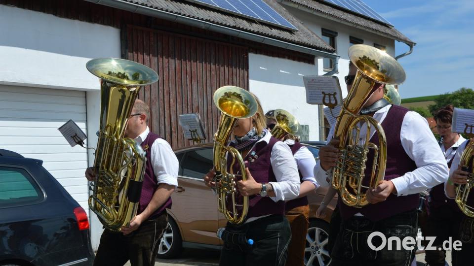"Blech muss sein" bei einem Festumzug der Freiwilligen Feuerwehr. Hier die Musiker der benachbarten Blaskapelle Nikolaus aus Heinrichskirchen. Bild: bej