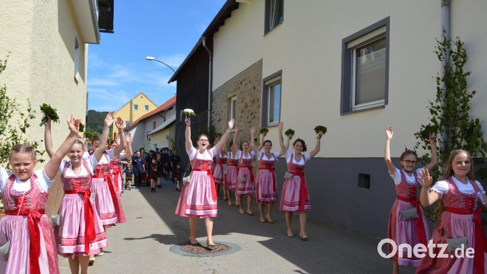 Die Festdamen vom Patenverein Muschenried sorgten für Stimmung und meisterten ihre Aufgabe mit Bravour. Bild: bej