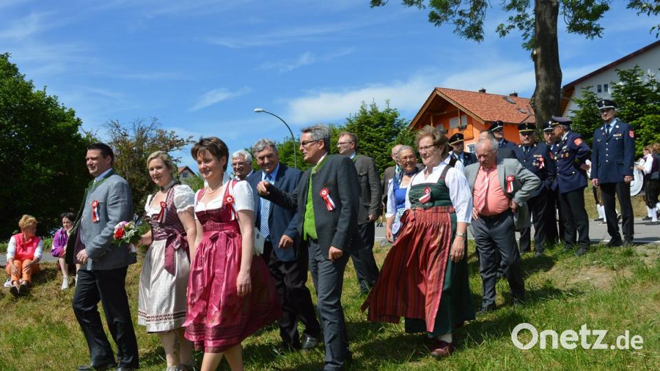 Schirmherren und Ehrengäste aus Politik und Feuerwehrführung waren beim Umzug ganz vorne mit dabei. Bild: bej