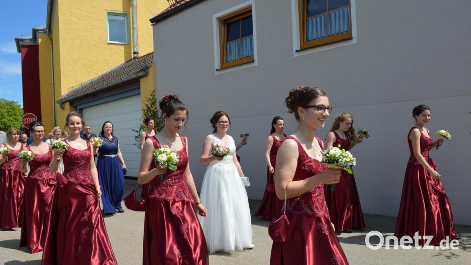 Festmutter Anette Pößl, Festbraut Helena Streck und die hübschen Haager Festdamen waren der "Blickfang" beim Umzug durch die Ortschaft. Bild: bej