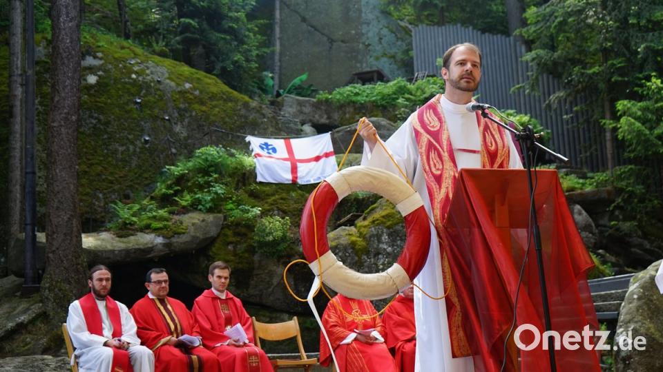 "Wir sind Gottes Rettungsringe, die in die Wogen geworfen werden, um andere zu retten", verkündete Prediger Gerhard Pöpperl. Bild: abi