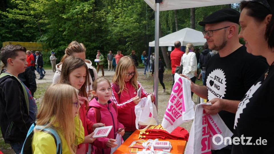 Nach dem mitreißenden Gottesdienst öffnete der Jahrmarkt der Jugend auf dem unteren Busparkplatz der Luisenburg. Die vielfältigen Angebote kamen gut an. Bild: abi