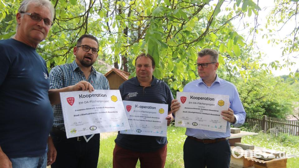 Mit der Eh-da-Flächen-Kooperation wollen zum Weltbienentag (von links) Bienenzuchtvereinsvorsitzender Helmut Heuberger, Imker-Kreisvorsitzender Andreas Royer, Stadtgärtnermeister Klaus Herbst und Bürgermeister Michael Göth ein Zeichen für mehr Artenvielfalt setzen. 	Bild: Franitza