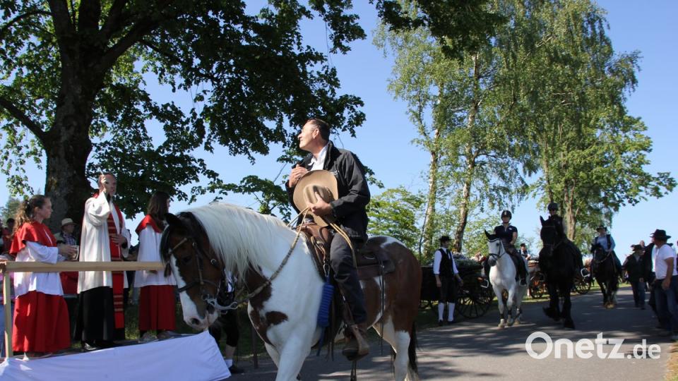 Beim Pfingstritt gibt es für jeden Teilnehmer einen Segen.