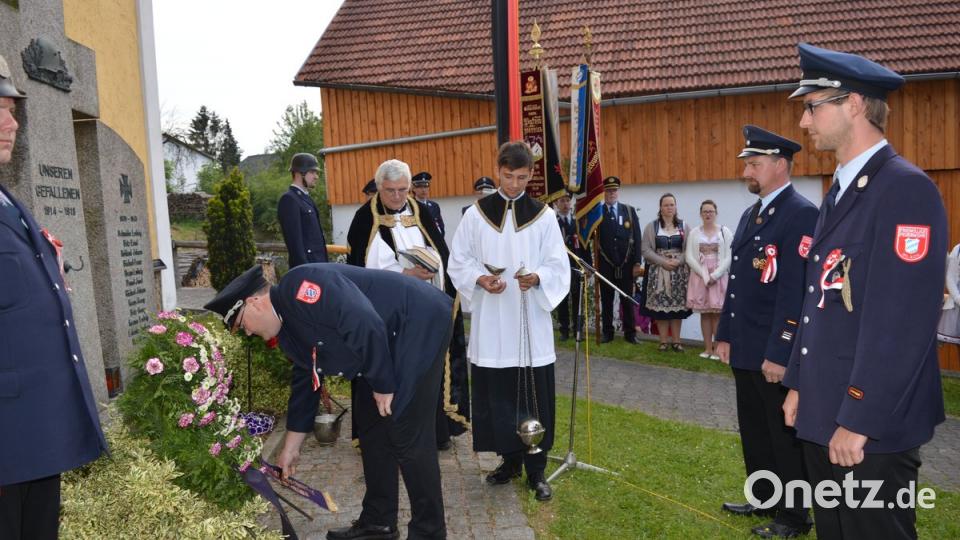 Auch die Kommandanten des Patenvereins Muschenried und der Ehrenpatenvereine Winklarn und Irlach legten als Zeichen ihrer Ehrerbietung einen Kranz am Ehrenmal der Haager Kirche nieder.