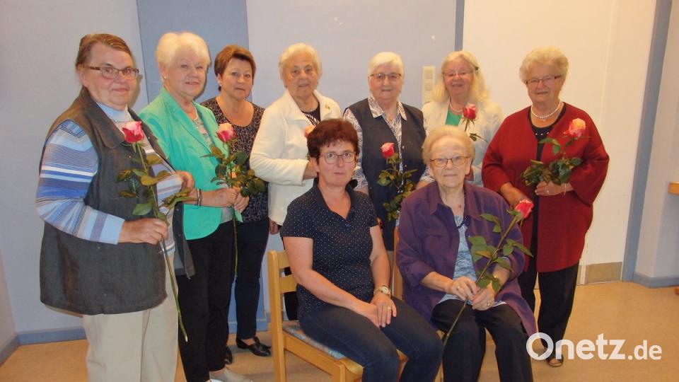 hinten v.li. Mathilde Bäuml, Anni Mayer, Rosi Sammet (Frauenbund-Führungskreis), Annemarie Höning, Angela Würth, Brunhilde Eckert, Mariele Schäffler; vorne sitzend: Vorsitzende Helene Kraus und Lina Schedl.