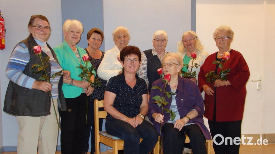hinten v.li. Mathilde Bäuml, Anni Mayer, Rosi Sammet (Frauenbund-Führungskreis), Annemarie Höning, Angela Würth, Brunhilde Eckert, Mariele Schäffler; vorne sitzend: Vorsitzende Helene Kraus und Lina Schedl.