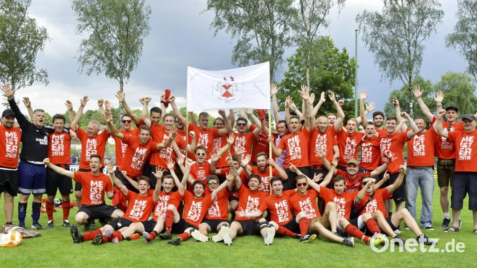 Meistertrainer Sebastian Binner (links hinten) führte den SSV Paulsdorf mit einem 2:1-Erfolg am Pfingstmontag beim 1. FC Rieden zurück in die Bezirksliga. 	Bild: Ziegler