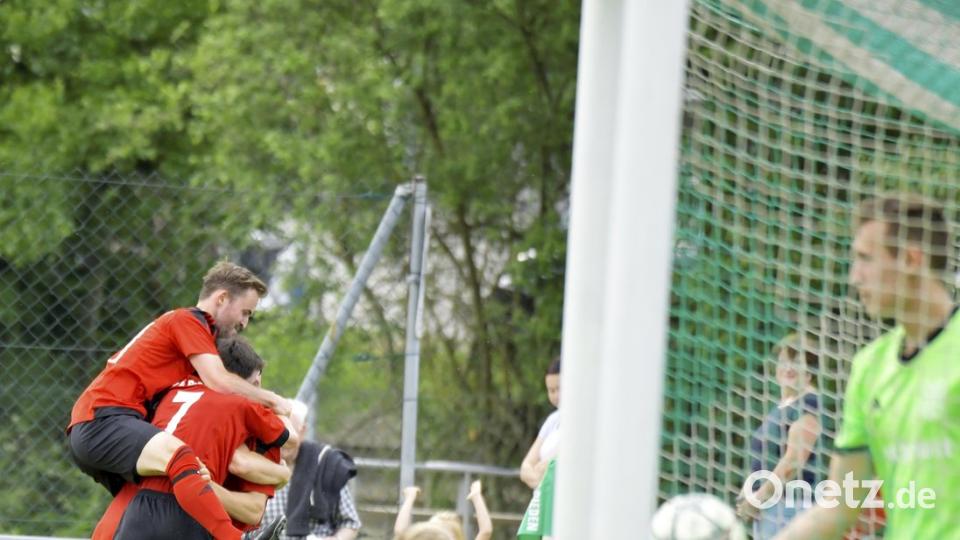 Während die Paulsdorfer Spieler mit Christian Schreier (Mitte hinten) und dem Führungstorschützen Tobias Scherm (links) den Siegtorschützen Christoph Hierl beim gemeinsamen Jubel fast erdrücken, holt der Riedener Innenverteidiger Tobias Götz den Ball aus dem Netz. Sein Torhüter Alexander Feigl (Mitte vorne) kniet enttäuscht auf dem Rasen. 	Bild: Ziegler