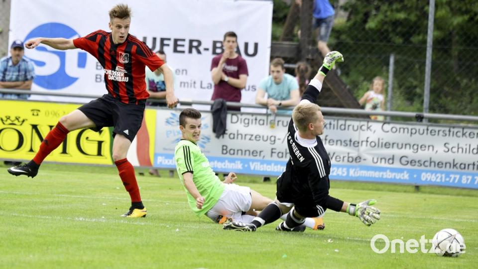 1. FC Rieden - SSV Paulsdorf  1:2 (1:1)

Saison: 2017/18, 26. Spieltag

In der 59. Spielminute die Entscheidung in Rieden: Der Paulsdorfer Mittelfeldspieler Christoph Hierl (links) bezwingt den Riedener Torhüter und Kapitän Alexander Feigl (rechts)  mit einem platzierten Schuß aus spitzem Winkel in die lange Torecke. Der Riedener Mittelfeldspieler Michael Fleischmann (Mitte) konnte nicht mehr rettend eingreifen. 

Bild: Ziegler zg