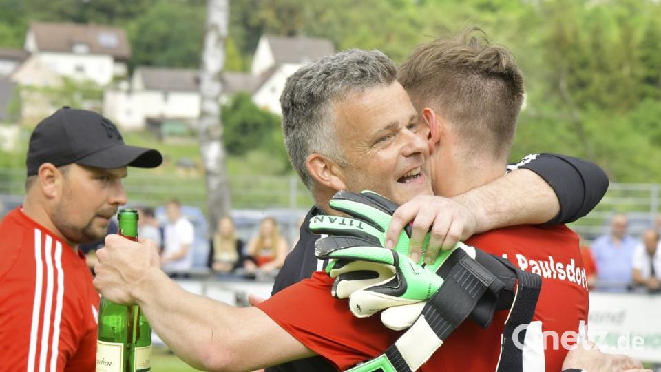 1. FC Rieden - SSV Paulsdorf  1:2 (1:1)

Saison: 2017/18, 26. Spieltag

Der Paulsdorfer Torhüter Routinier Michael Sander (Mitte) erdrückt den Siegtorschützen Christoph Hierl (rechts) fast beim Jubel, während Meistertrainer Sebastian Binner (links hinten) den Aufstieg in die Bezirksliga offenbar erst noch verarbeiten muß

Bild: Ziegler zg