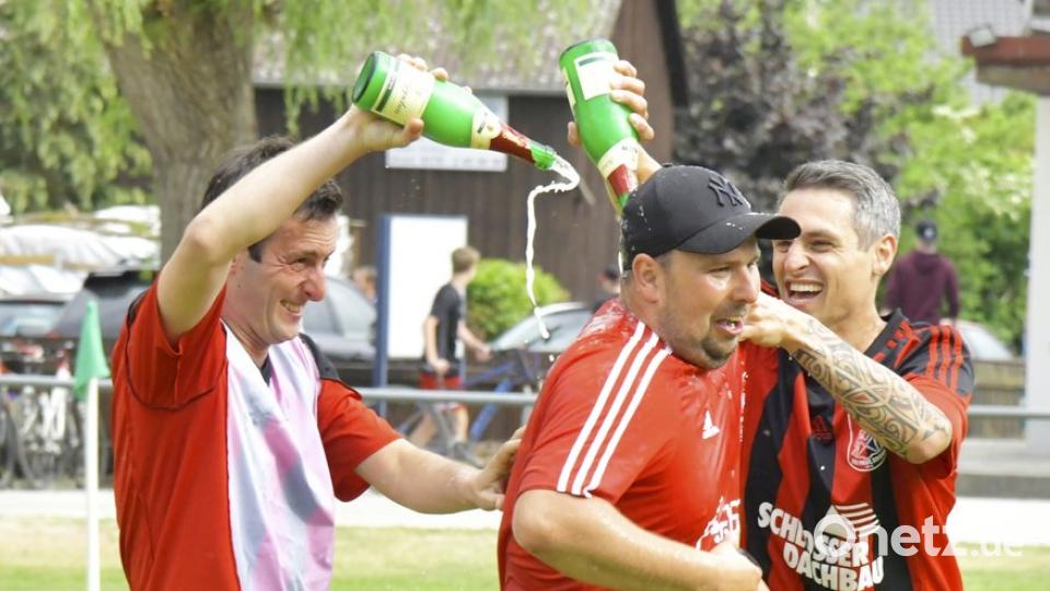 1. FC Rieden - SSV Paulsdorf  1:2 (1:1)

Saison: 2017/18, 26. Spieltag

Der Paulsdorfer Stürmer Ilir Mujku (links) und der eingewechselte Sebastian Bayer (rechts) verpassen dem Meistertrainer Sebastian Binner (Mitte) eine kräftige Sektdusche

Bild: Ziegler zg
