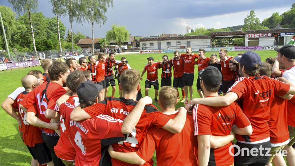 1. FC Rieden - SSV Paulsdorf  1:2 (1:1)

Saison: 2017/18, 26. Spieltag

Meisterreigen der Paulsdorfer Spieler auf dem Rasen des Riedener Sportplatzes nach dem Schlußpfiff durch SR Moritz Fischer

Bild: Ziegler zg