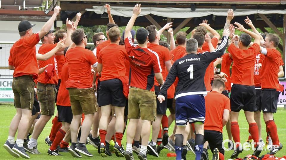 1. FC Rieden - SSV Paulsdorf  1:2 (1:1)

Saison: 2017/18, 26. Spieltag

Meisterreigen der Paulsdorfer Spieler auf dem Rasen des Riedener Sportplatzes nach dem Schlußpfiff durch SR Moritz Fischer

Bild: Ziegler zg