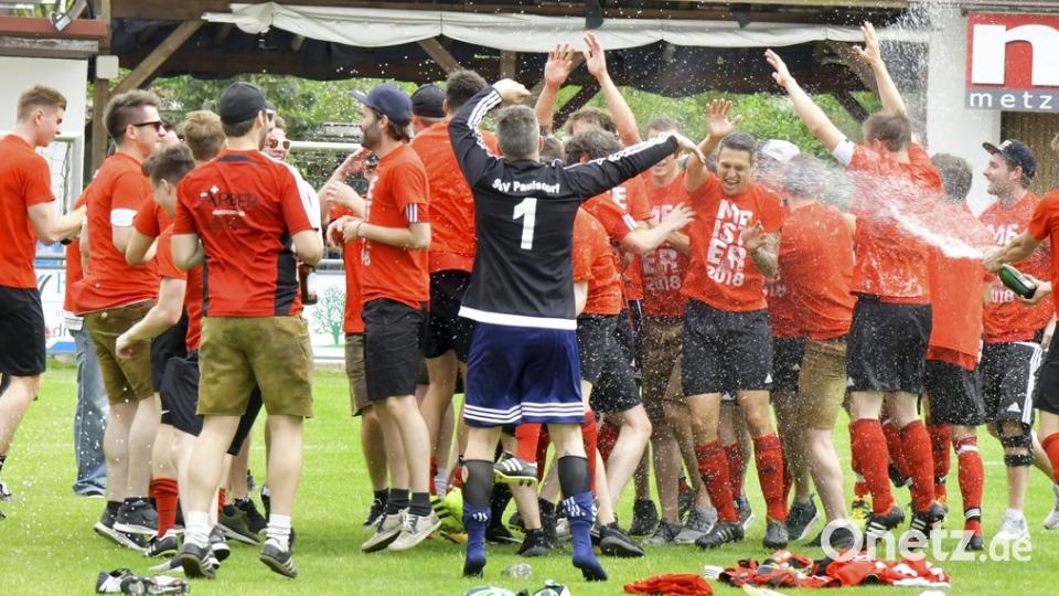 1. FC Rieden - SSV Paulsdorf  1:2 (1:1)

Saison: 2017/18, 26. Spieltag

Meisterreigen der Paulsdorfer Spieler auf dem Rasen des Riedener Sportplatzes nach dem Schlußpfiff durch SR Moritz Fischer

Bild: Ziegler zg