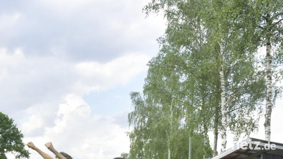 1. FC Rieden - SSV Paulsdorf  1:2 (1:1)

Saison: 2017/18, 26. Spieltag

Der ausgewechselte Paulsdorfer Stürmer Ilir Mujku (vorne) stürmt nach dem Schlußpfiff von SR Moritz Fischer
jubelnd auf das Spielfeld 

Bild: Ziegler zg