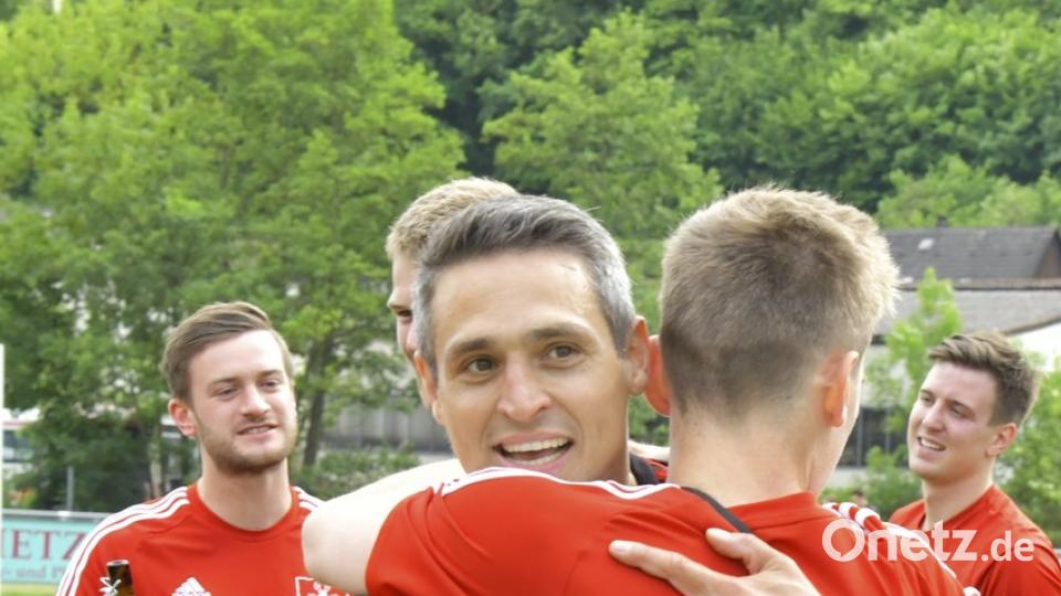 1. FC Rieden - SSV Paulsdorf  1:2 (1:1)

Saison: 2017/18, 26. Spieltag

Der eingewechselte Sebastian Bayer (hinten) ist außer sich vor Freude

Bild: Ziegler zg
