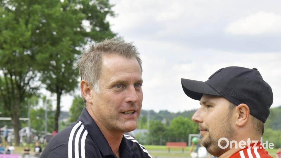 1. FC Rieden - SSV Paulsdorf  1:2 (1:1)

Saison: 2017/18, 26. Spieltag

Faire Gratulation nach dem Schlußpfiff  des scheidenden Riedener Trainer Oliver Ruschitzka (links) für den Paulsdorfer Meistertrainer Sebastian Binner (rechts)

Bild: Ziegler zg