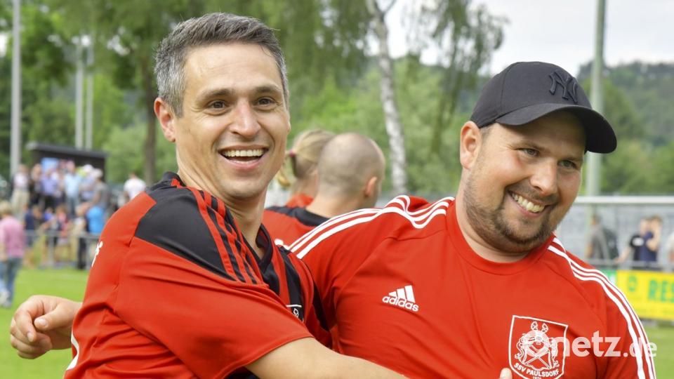 1. FC Rieden - SSV Paulsdorf  1:2 (1:1)

Saison: 2017/18, 26. Spieltag

Der eingewechselte Sebastian Bayer (links) freut sich mit Meistertrainer Sebastian Binner (rechts) über die Rückkehr des SSV Paulsdorf in die Bezirksliga

Bild: Ziegler zg