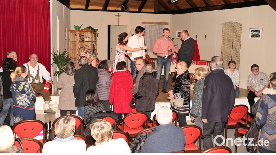 Das Algund Publikum suchte nach dem Theaterstück das Gespräch mit den Etzenrichter Darstellern.