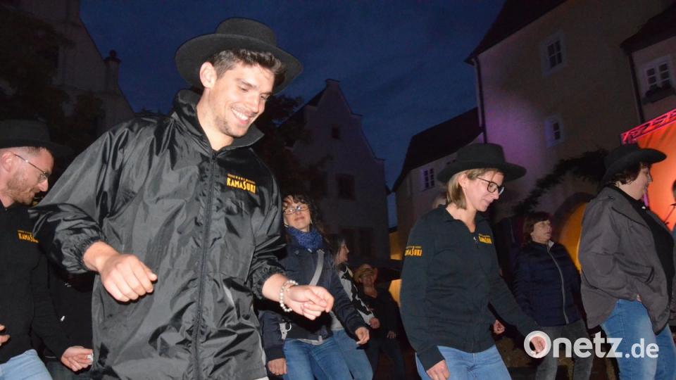 Zahlreiche Line-Dancer vor der Bühne. Bild: Kunz