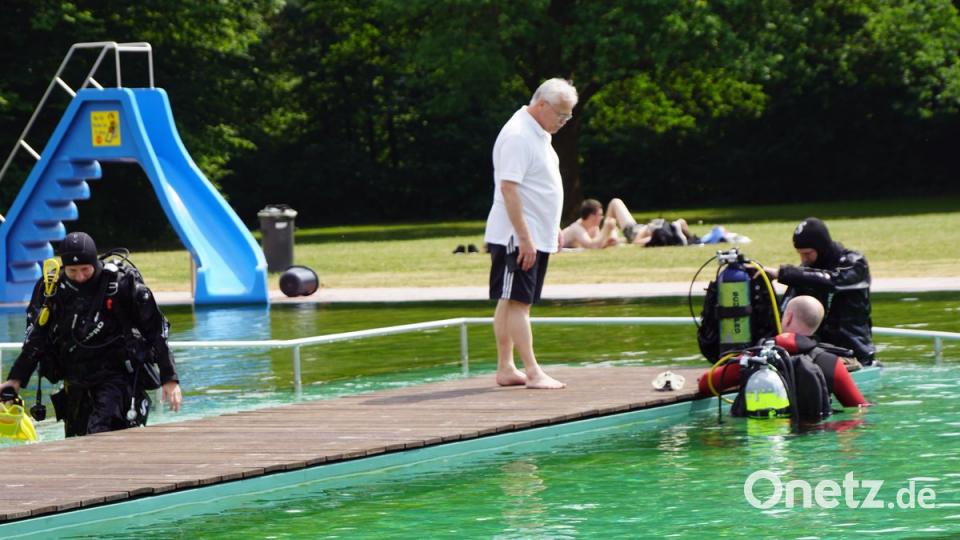 Taucher hatten am ersten Tag noch Platz für ihren Sport unter Wasser.