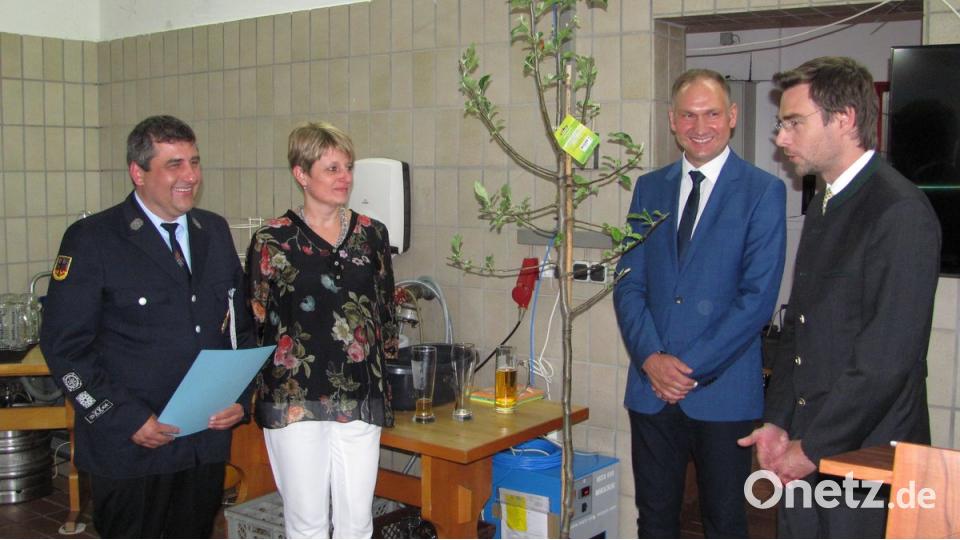 Siegfried janner (1. v. links) und Partnerin Bettina (2. v. links) freue sich neben einer Urkunde zum 20igjährigen Dienstjubiläum als Kommandant der Manteler Feuerwehr noch über einen Apfelbaum für den Garten. Lobesworte gab es von Bürgermeister Stephan Oetzinger (1. v. rechts) und stellvertretendem Feuerwehrvorsitzendem Richard Kammerer (2. v. rechts)
