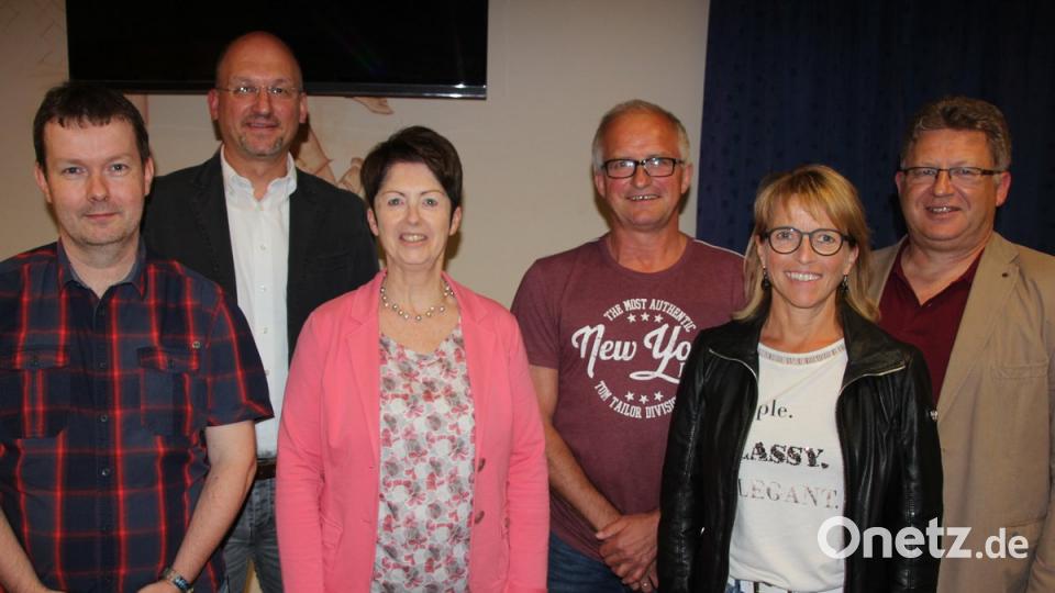 Drei der sechs Oberpfälzer Schul-Landessieger kommen aus dem BLSV-Kreis Tirschenreuth. Von links: der Sportbeauftragte der Grundschule Waldsassen Achim Neubauer, BLSV-Kreisreferent Alexander Köstler, Maria Piendl (GS Waldsassen), Thomas Baumgärtner (Realschule Waldsassen), Margit Friedl und German Helgert (beide Realschule Kemnath).