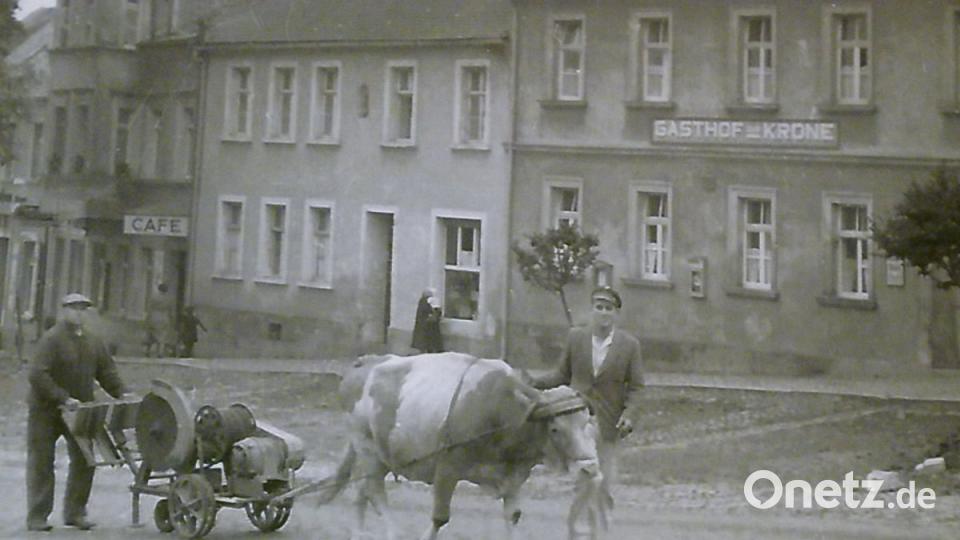 Nach Holzarbeiten folgt Einkehr in die Wirtschaft "Krone".  	Bilder: rn (2)