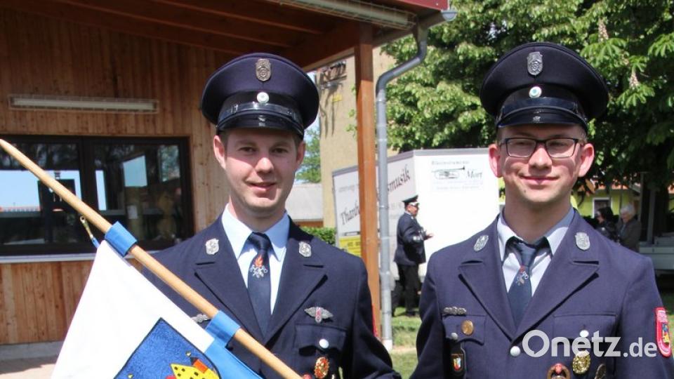 Stolz präsentieren Jugendwart Florian Sölch (links) und sein Stellvertreter die neue Jugendfahne der Thanhausener Jugendfeuerwehr.  	Bild: kro