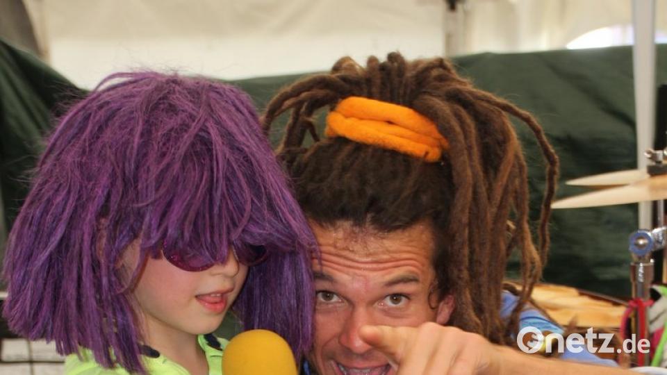 Kleine Kinder ganz groß auf der Bühne.