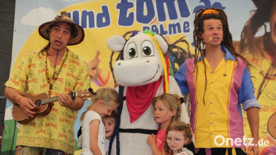 Das Zebra hatte es diesen vier Mädels angetan.