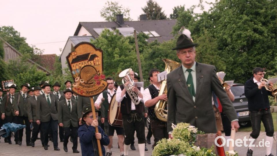 Klein aber fein war der Festzug vom Dorfplatz zum anwesen Probst