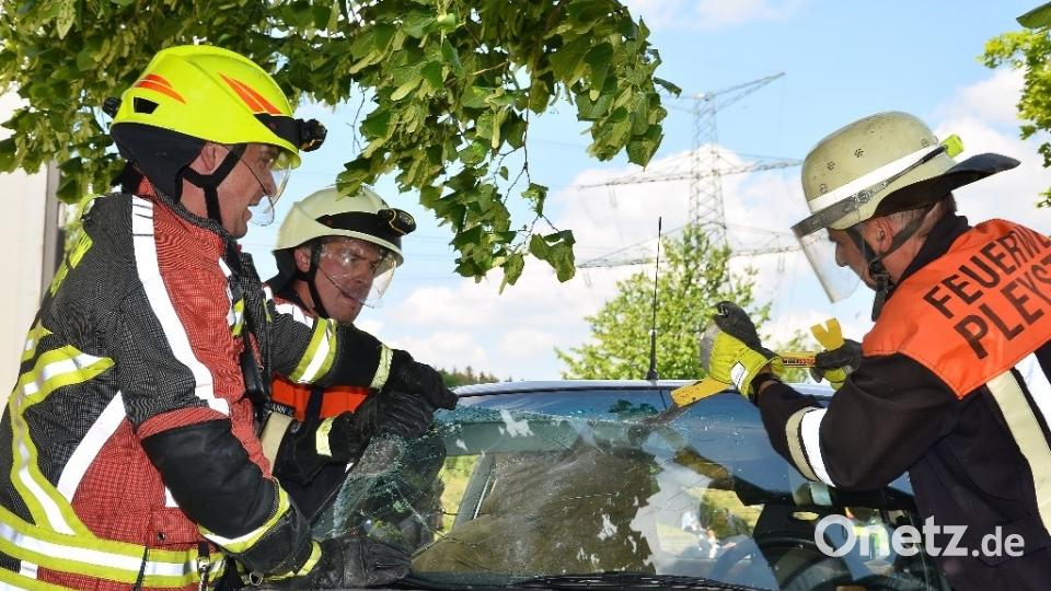 Die Bergung der Autoinsassen bleibt den Feuerwehren aus der Oberpfalz vorbehalten.