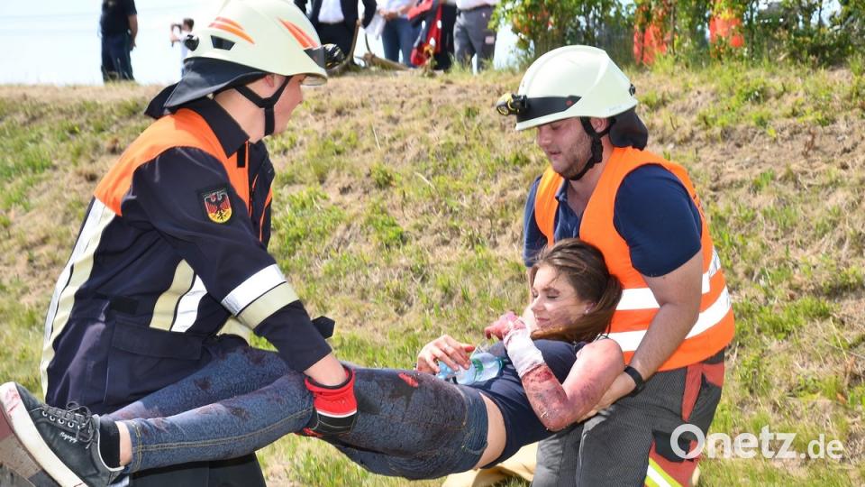 Zupacken heißt es auch für den Jugendwart der Waidhauser Feuerwehr, Dominik Zintl (rechts).