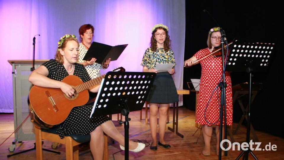 Den Abend über unterhielten die „Nachtigallen“ von der Gruppe „Usignoli“. Mit Liedern und Gedichten begeisterten (von links): Silke Schicker, Angela Kohl, Maria Theresia Mehler und Maria Sailer. Bild: wro